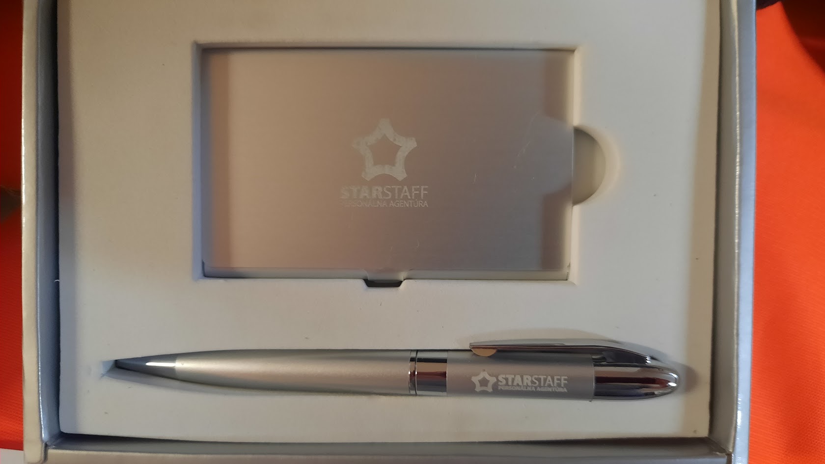 Kovové pero a vizitkár s logom STARSTAFF v darčekovej krabičke